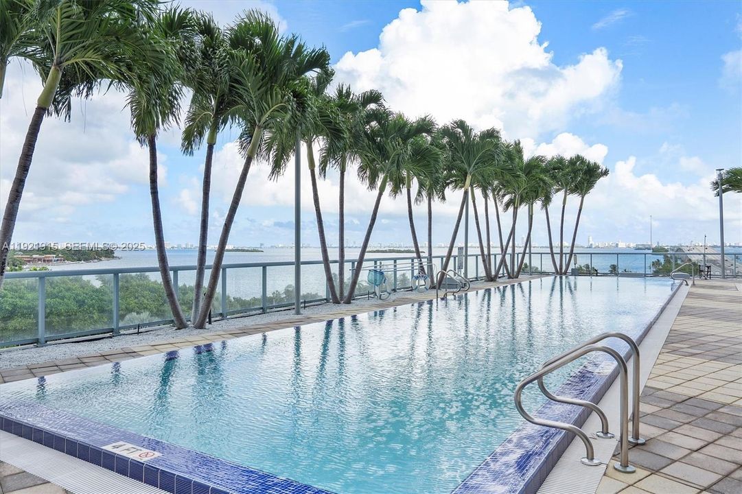 На продажу: $699,000 (2 спален, 2 ванн, 1174 Квадратных фут)