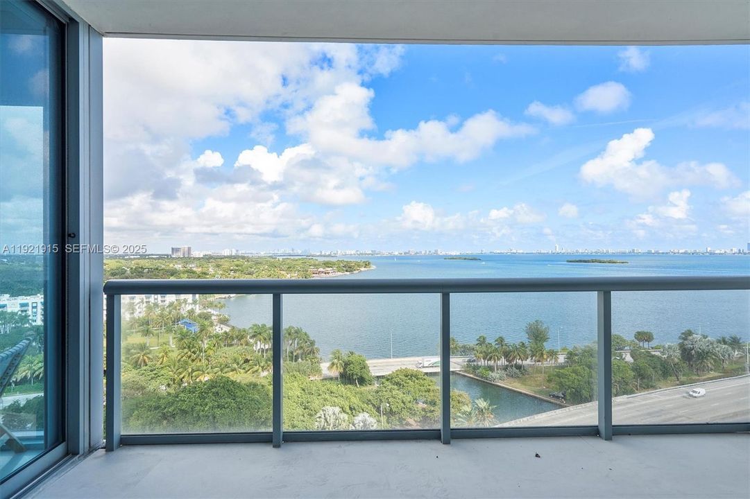 На продажу: $699,000 (2 спален, 2 ванн, 1174 Квадратных фут)