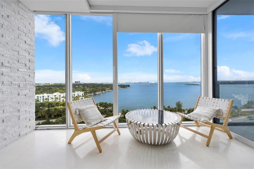 На продажу: $699,000 (2 спален, 2 ванн, 1174 Квадратных фут)