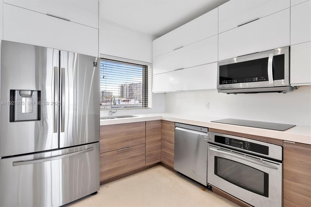 На продажу: $699,000 (2 спален, 2 ванн, 1174 Квадратных фут)