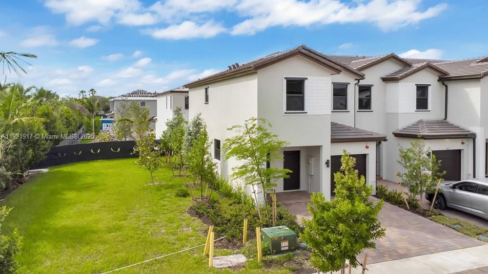 For Rent: $3,800 (3 beds, 2 baths, 1684 Square Feet)