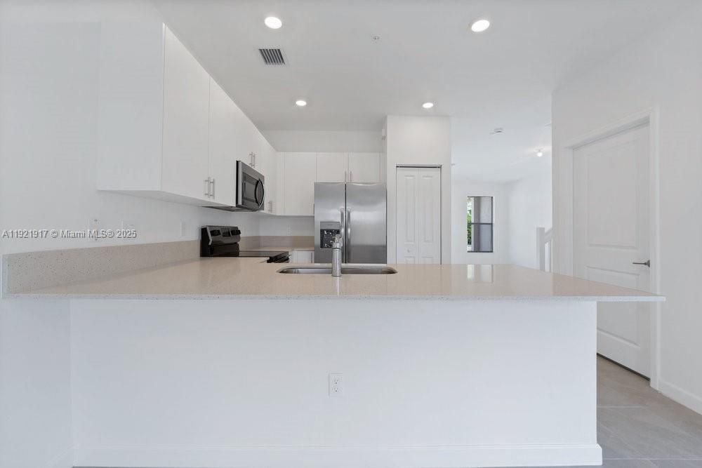 For Rent: $3,800 (3 beds, 2 baths, 1684 Square Feet)