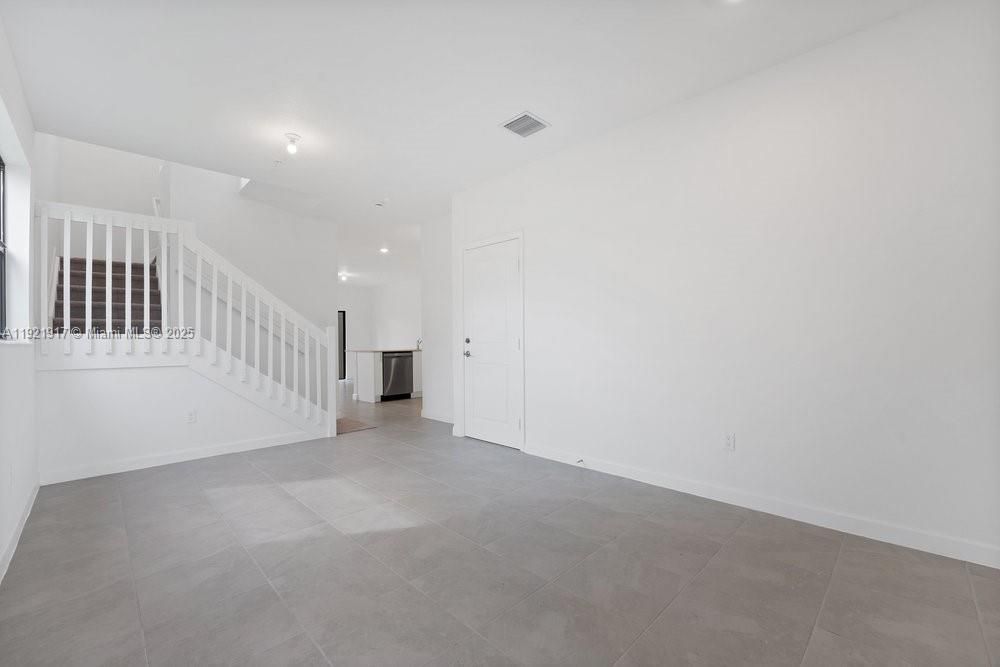 For Rent: $3,800 (3 beds, 2 baths, 1684 Square Feet)