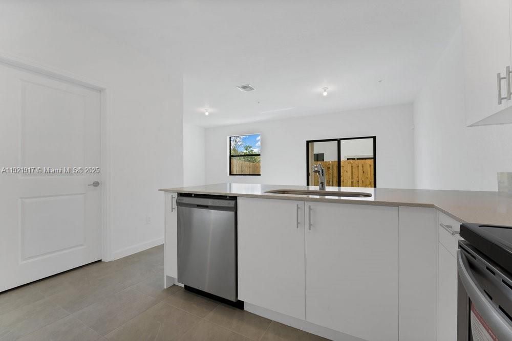 For Rent: $3,800 (3 beds, 2 baths, 1684 Square Feet)