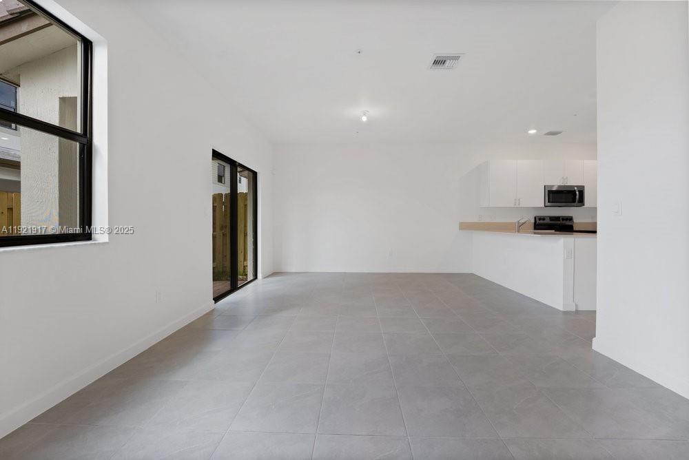 For Rent: $3,800 (3 beds, 2 baths, 1684 Square Feet)