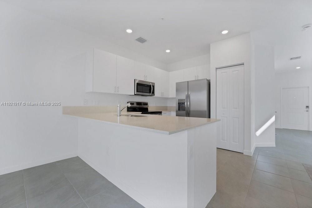 For Rent: $3,800 (3 beds, 2 baths, 1684 Square Feet)