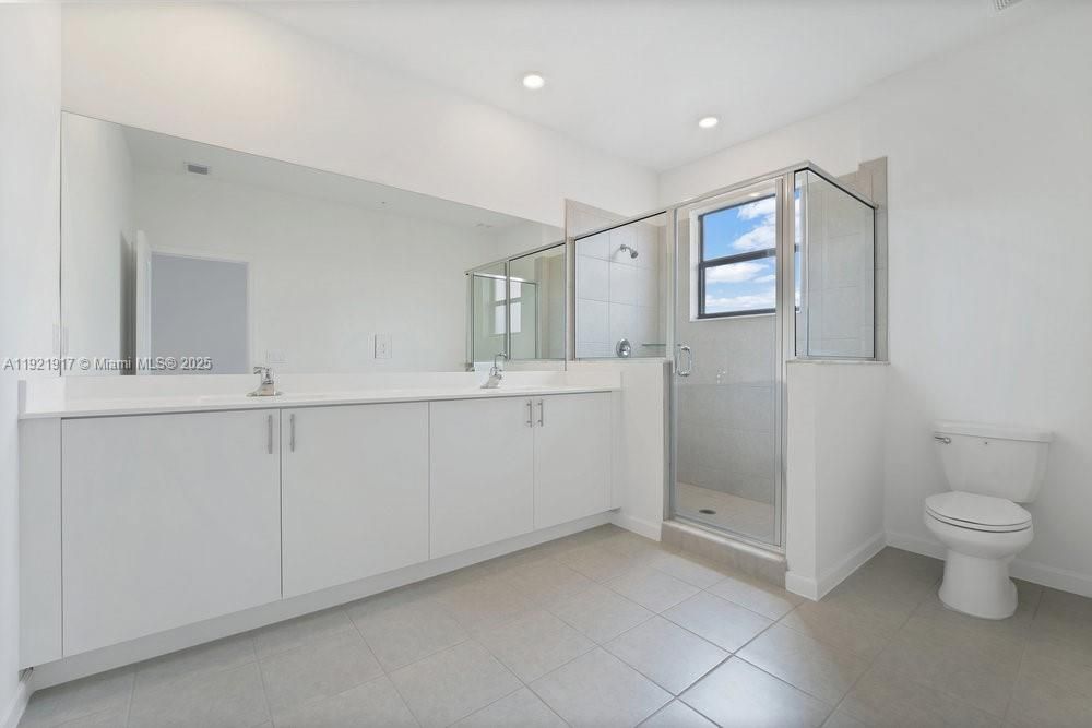 For Rent: $3,800 (3 beds, 2 baths, 1684 Square Feet)