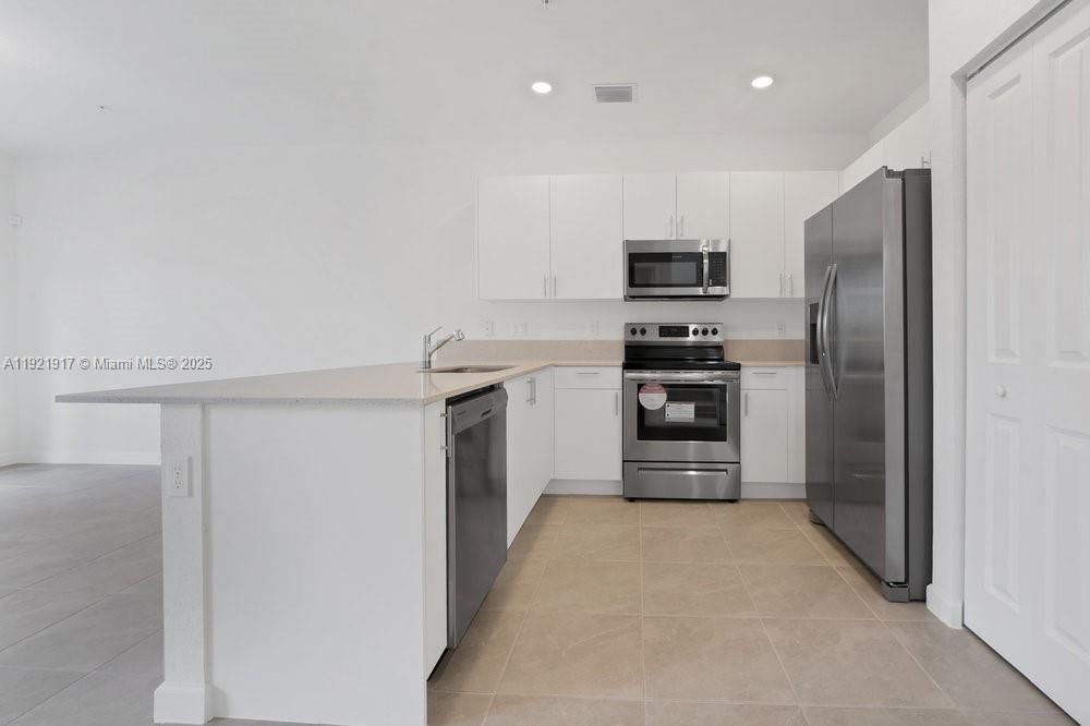 For Rent: $3,800 (3 beds, 2 baths, 1684 Square Feet)