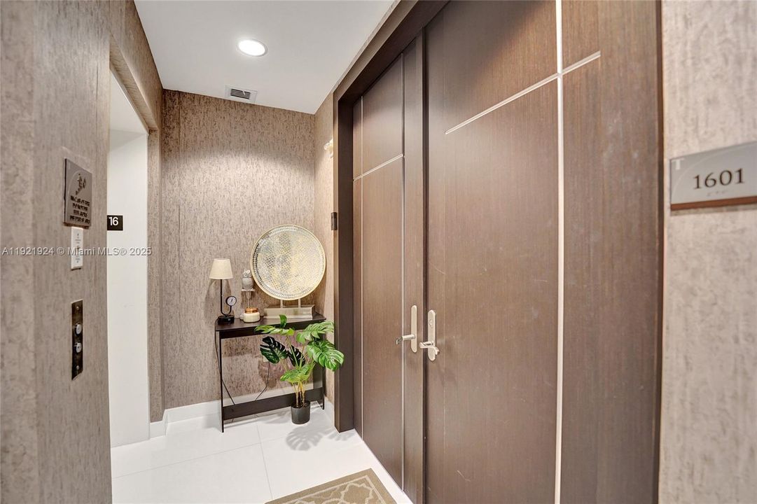 For Sale: $3,149,000 (3 beds, 3 baths, 2928 Square Feet)