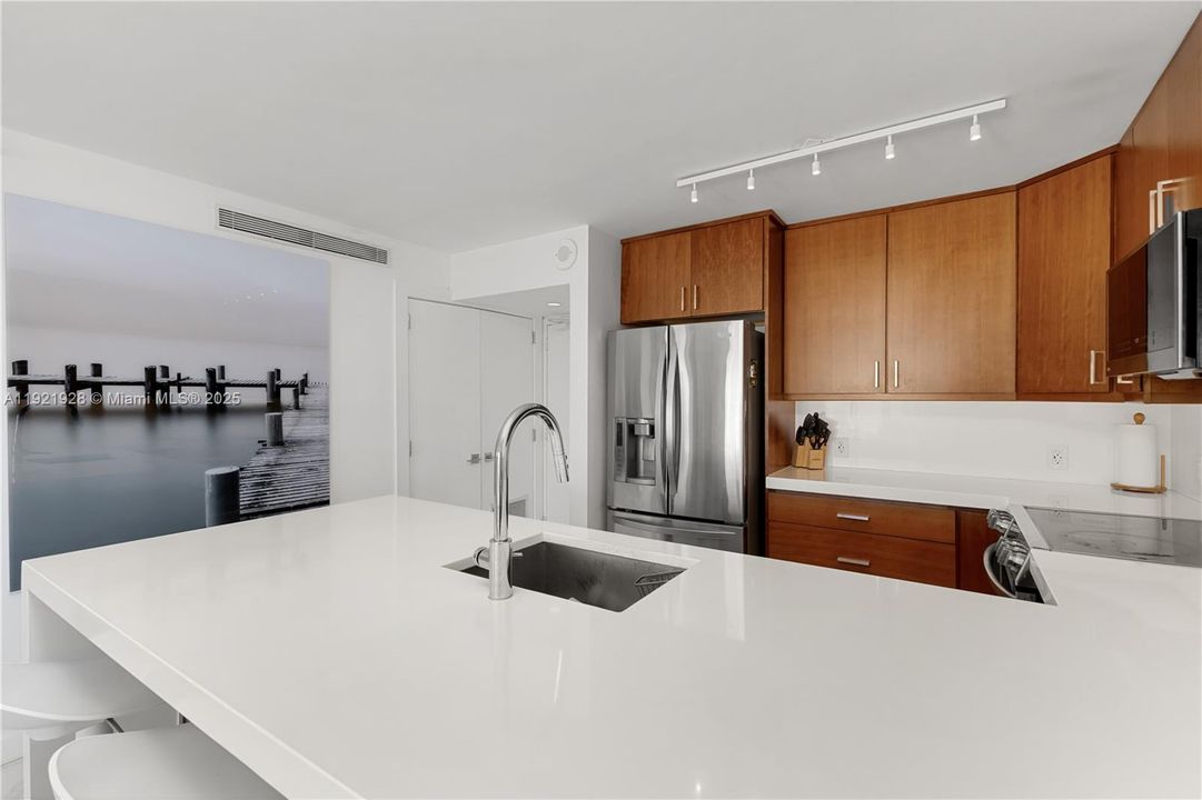 For Sale: $539,000 (1 beds, 1 baths, 648 Square Feet)