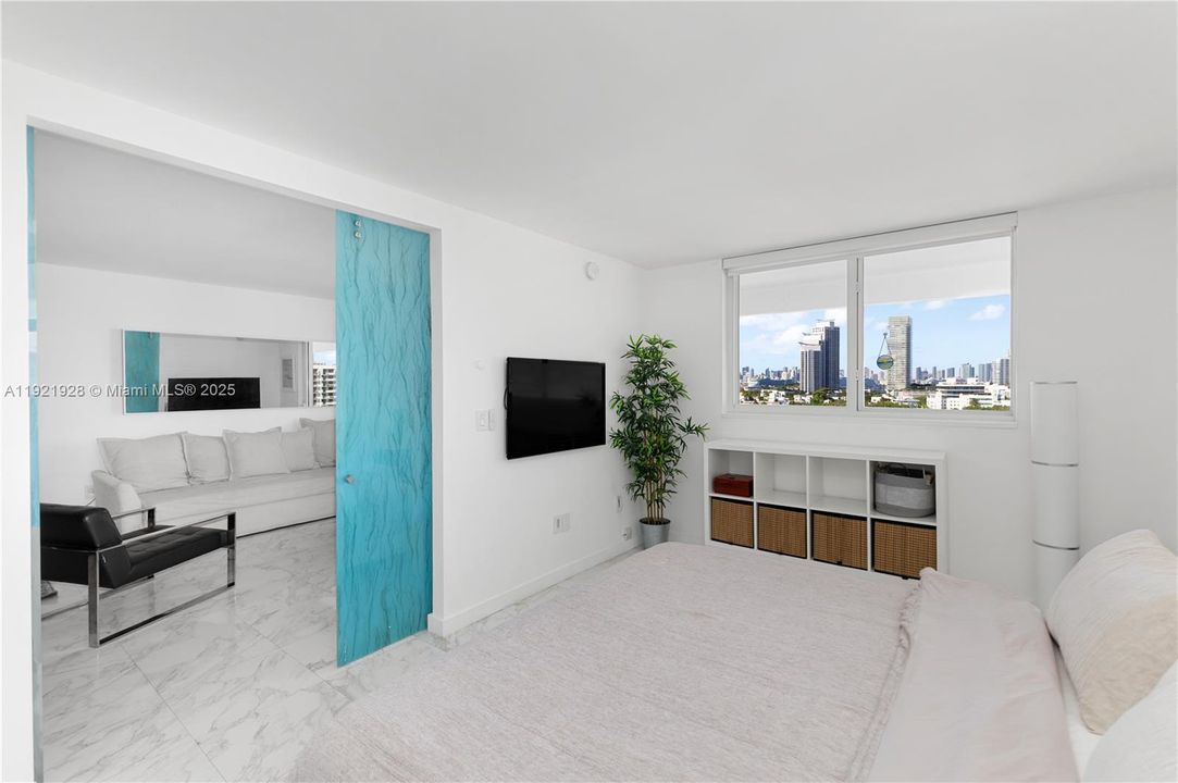 For Sale: $539,000 (1 beds, 1 baths, 648 Square Feet)