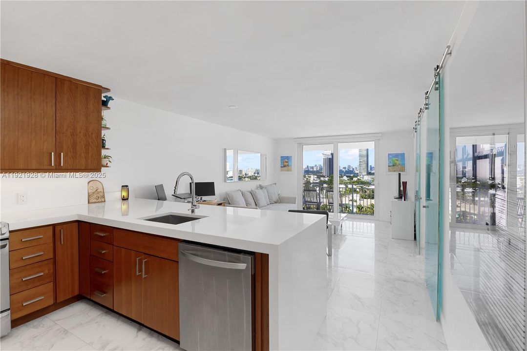 For Sale: $539,000 (1 beds, 1 baths, 648 Square Feet)