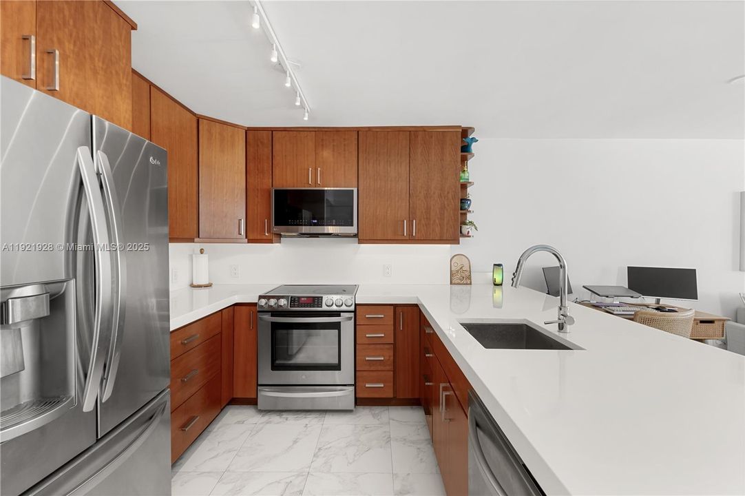 For Sale: $539,000 (1 beds, 1 baths, 648 Square Feet)