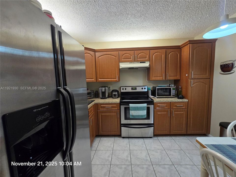 For Rent: $2,100 (2 beds, 2 baths, 970 Square Feet)