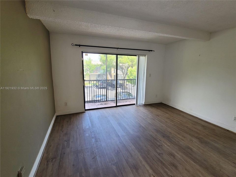 待售: $179,900 (2 贝兹, 2 浴室, 905 平方英尺)