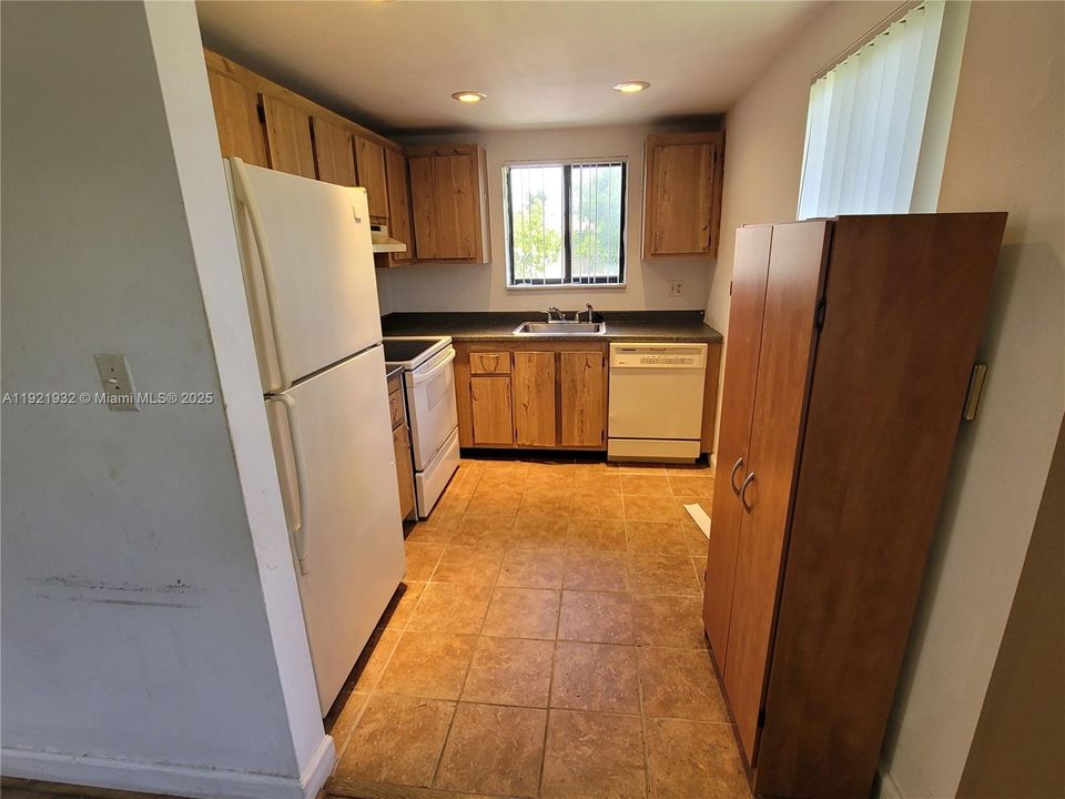 待售: $179,900 (2 贝兹, 2 浴室, 905 平方英尺)