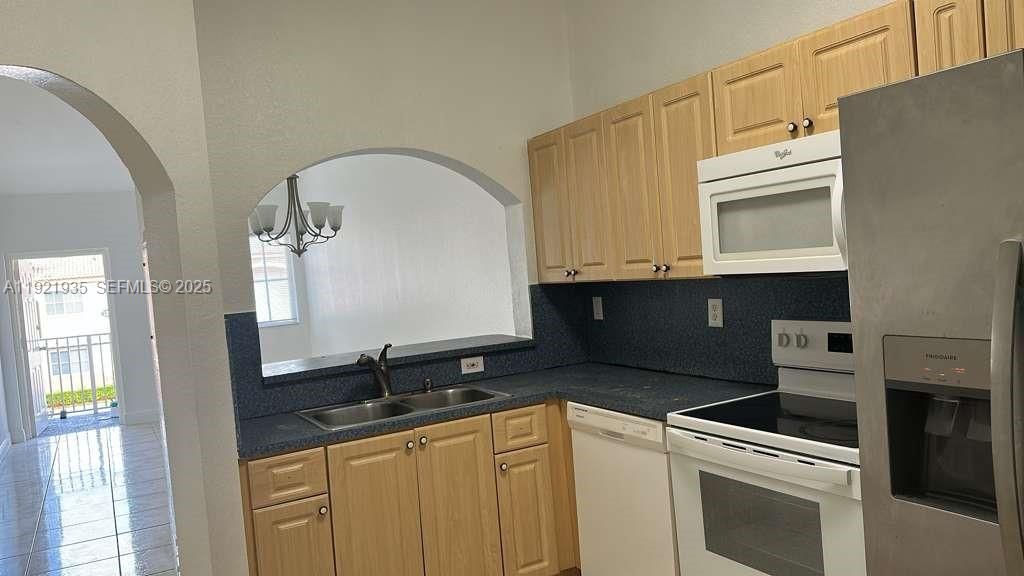 В аренду: $1,800 (2 спален, 2 ванн, 815 Квадратных фут)