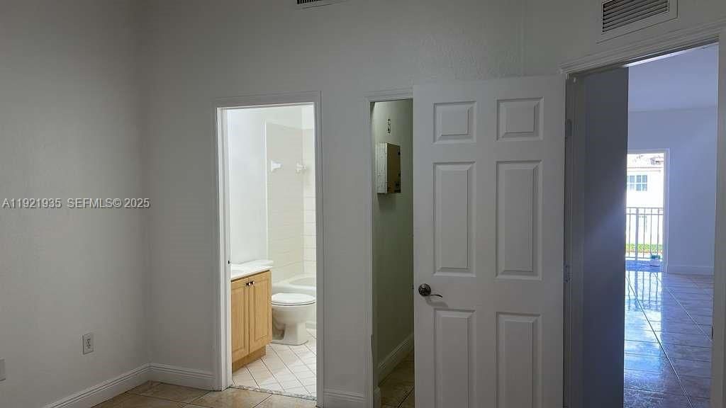 В аренду: $1,800 (2 спален, 2 ванн, 815 Квадратных фут)