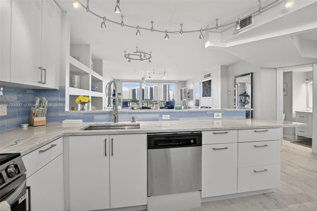 待售: $329,900 (2 贝兹, 1 浴室, 1110 平方英尺)