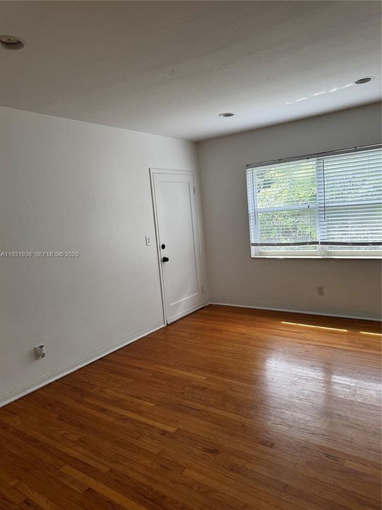 For Rent: $1,700 (1 beds, 1 baths, 672 Square Feet)