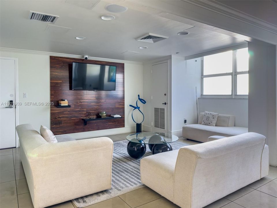 待售: $990,000 (2 贝兹, 2 浴室, 1078 平方英尺)