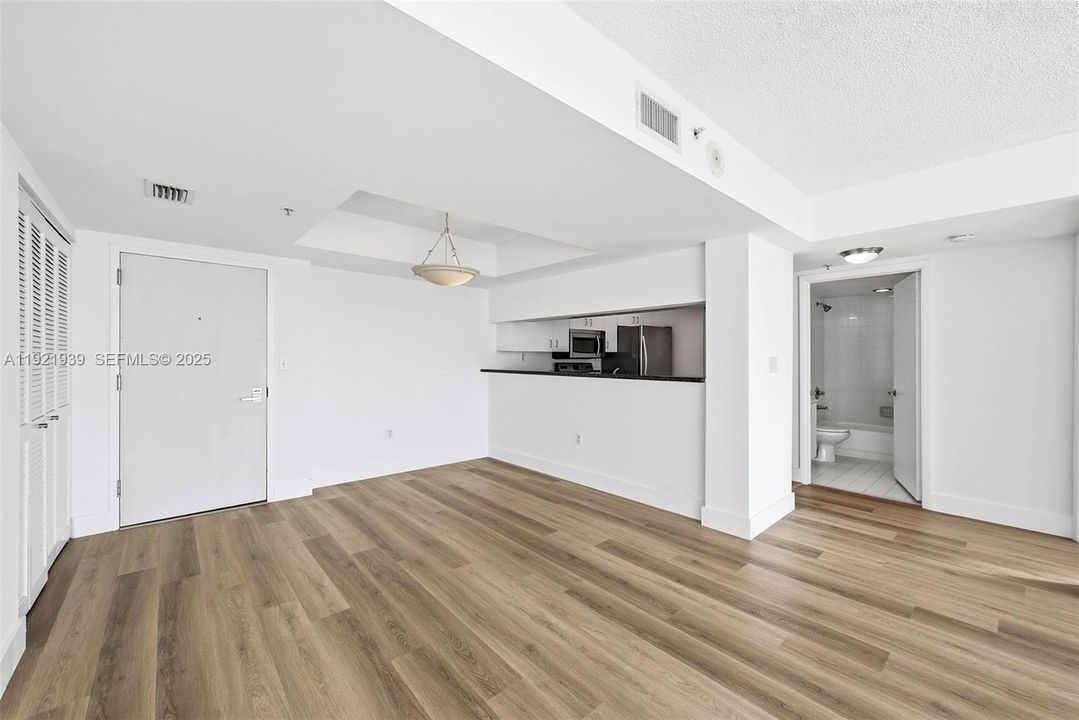 待售: $990,000 (2 贝兹, 2 浴室, 1078 平方英尺)