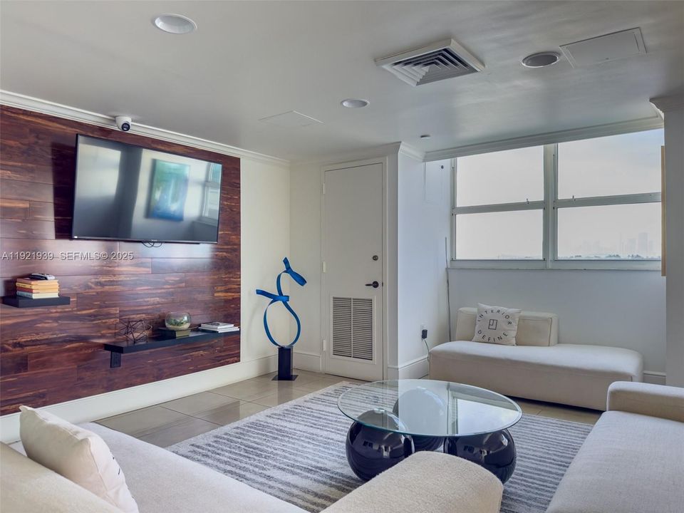 待售: $990,000 (2 贝兹, 2 浴室, 1078 平方英尺)