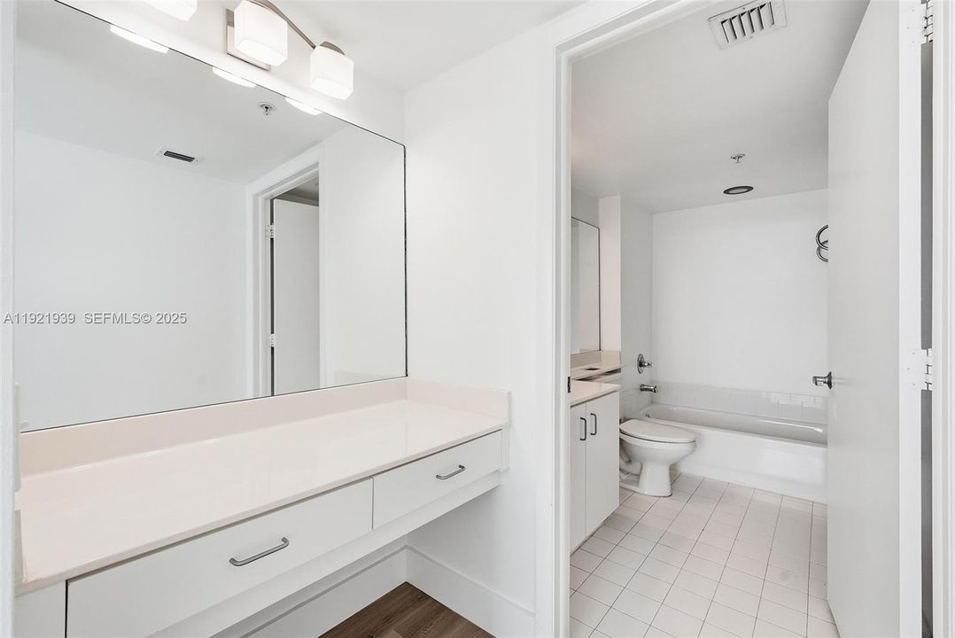 待售: $990,000 (2 贝兹, 2 浴室, 1078 平方英尺)