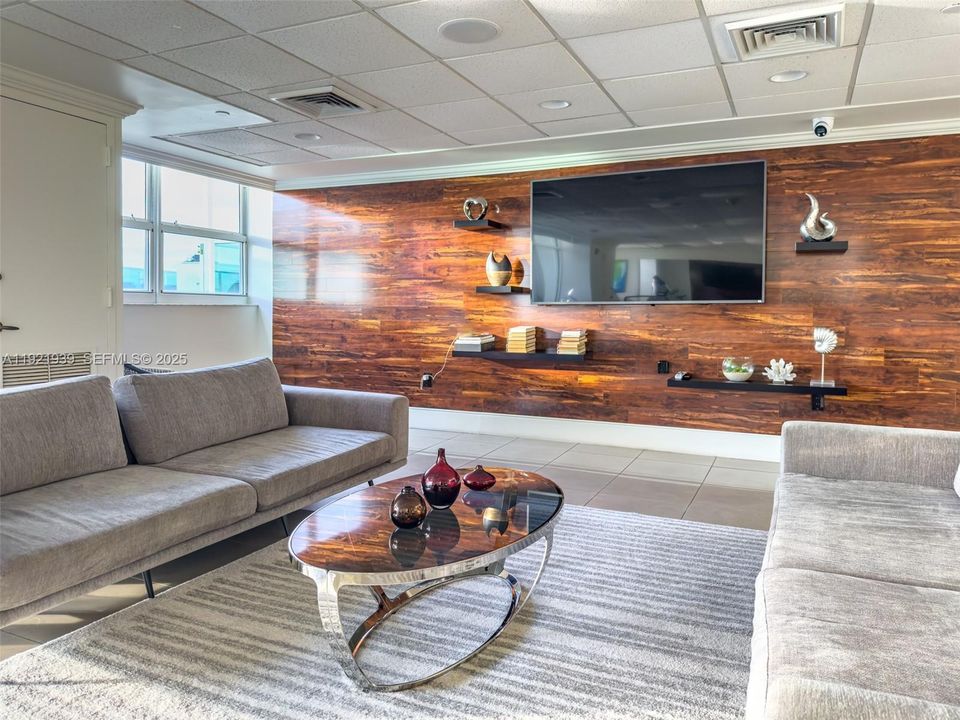 待售: $990,000 (2 贝兹, 2 浴室, 1078 平方英尺)