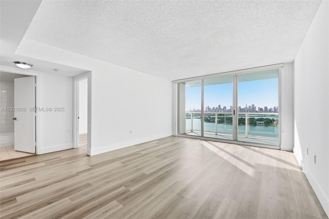 待售: $990,000 (2 贝兹, 2 浴室, 1078 平方英尺)