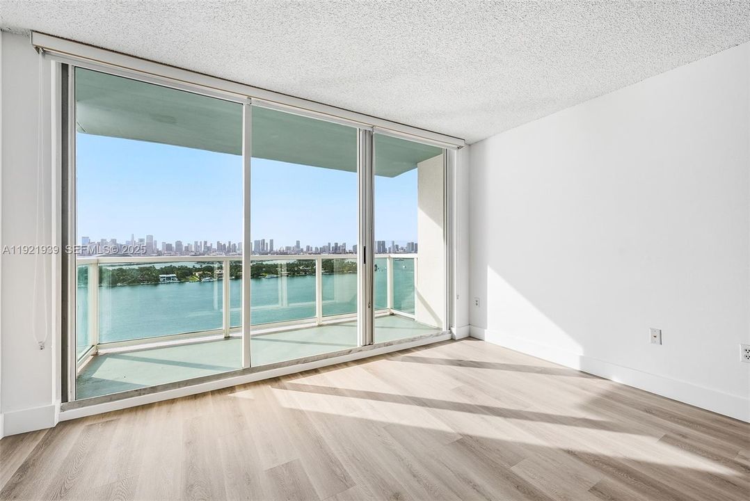 待售: $990,000 (2 贝兹, 2 浴室, 1078 平方英尺)