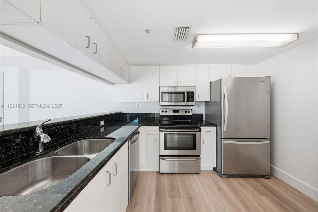 待售: $990,000 (2 贝兹, 2 浴室, 1078 平方英尺)