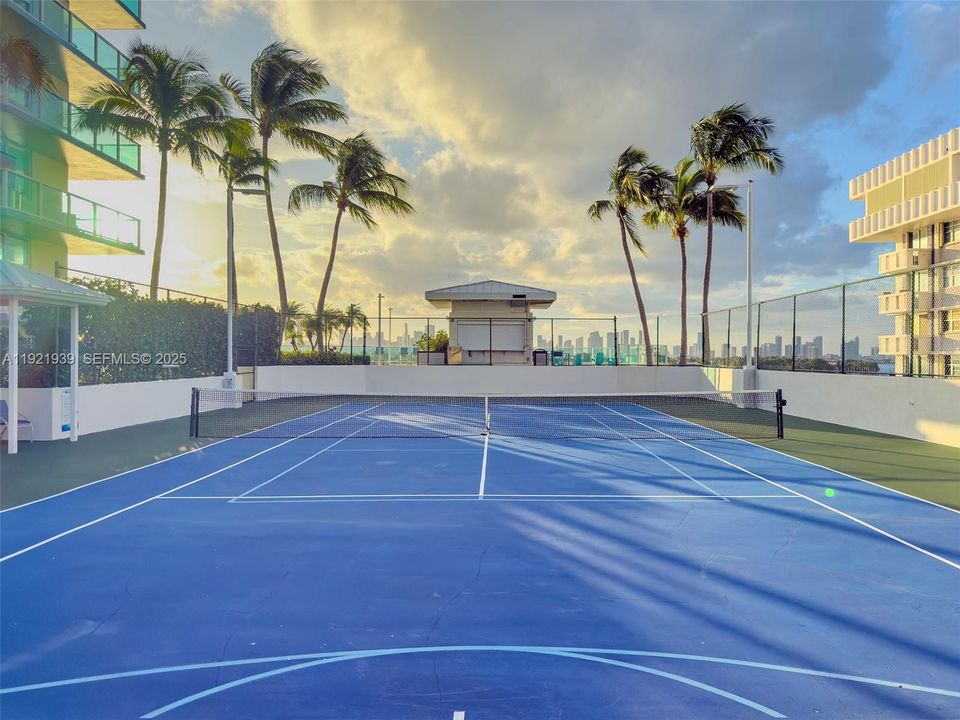 待售: $990,000 (2 贝兹, 2 浴室, 1078 平方英尺)