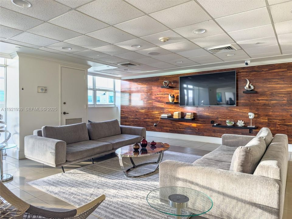 待售: $990,000 (2 贝兹, 2 浴室, 1078 平方英尺)