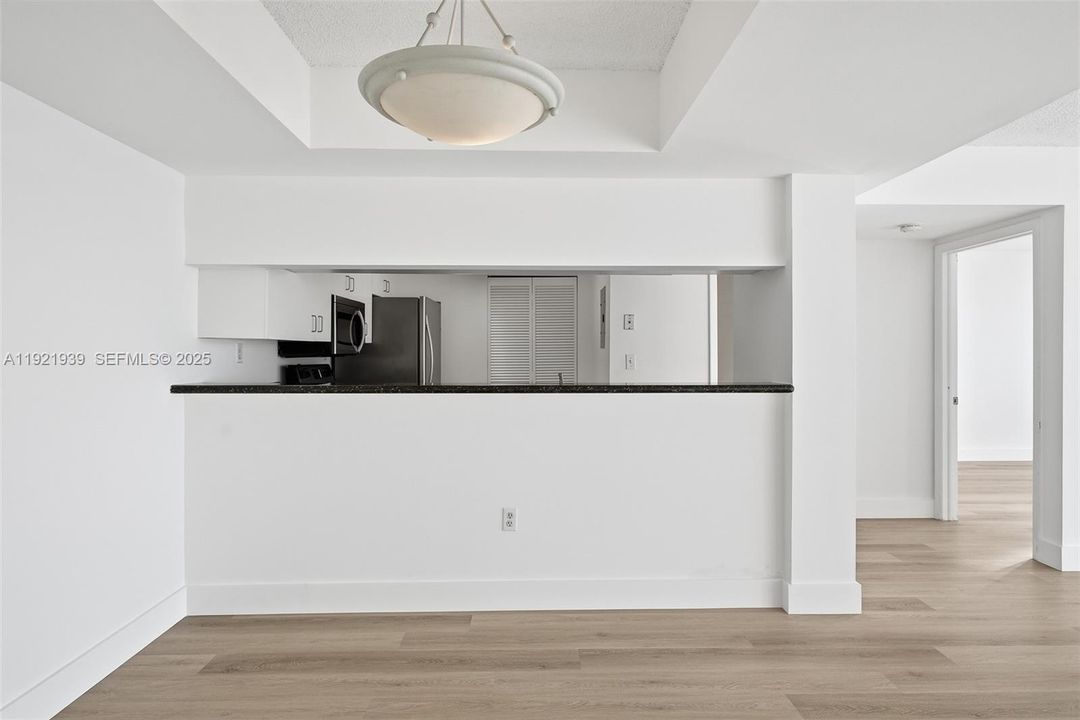 待售: $990,000 (2 贝兹, 2 浴室, 1078 平方英尺)