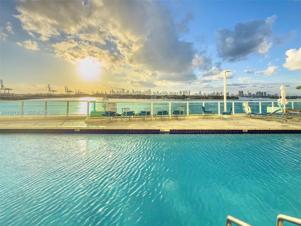 待售: $990,000 (2 贝兹, 2 浴室, 1078 平方英尺)