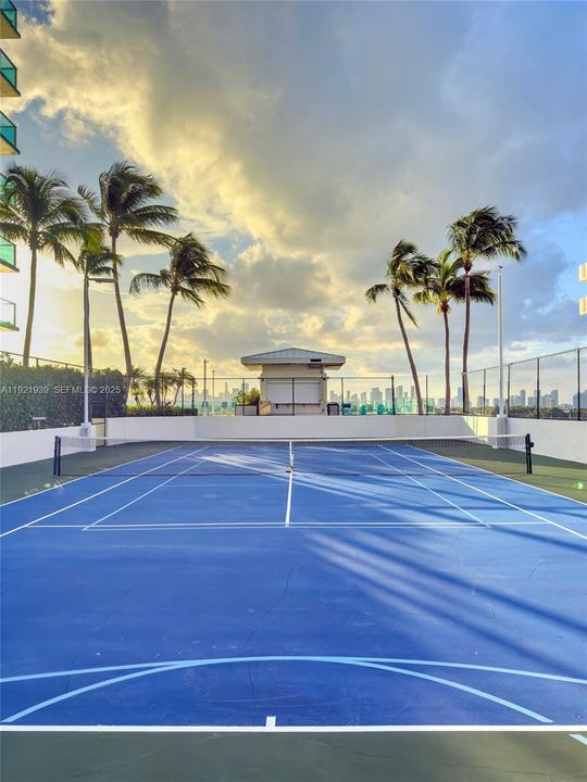 待售: $990,000 (2 贝兹, 2 浴室, 1078 平方英尺)