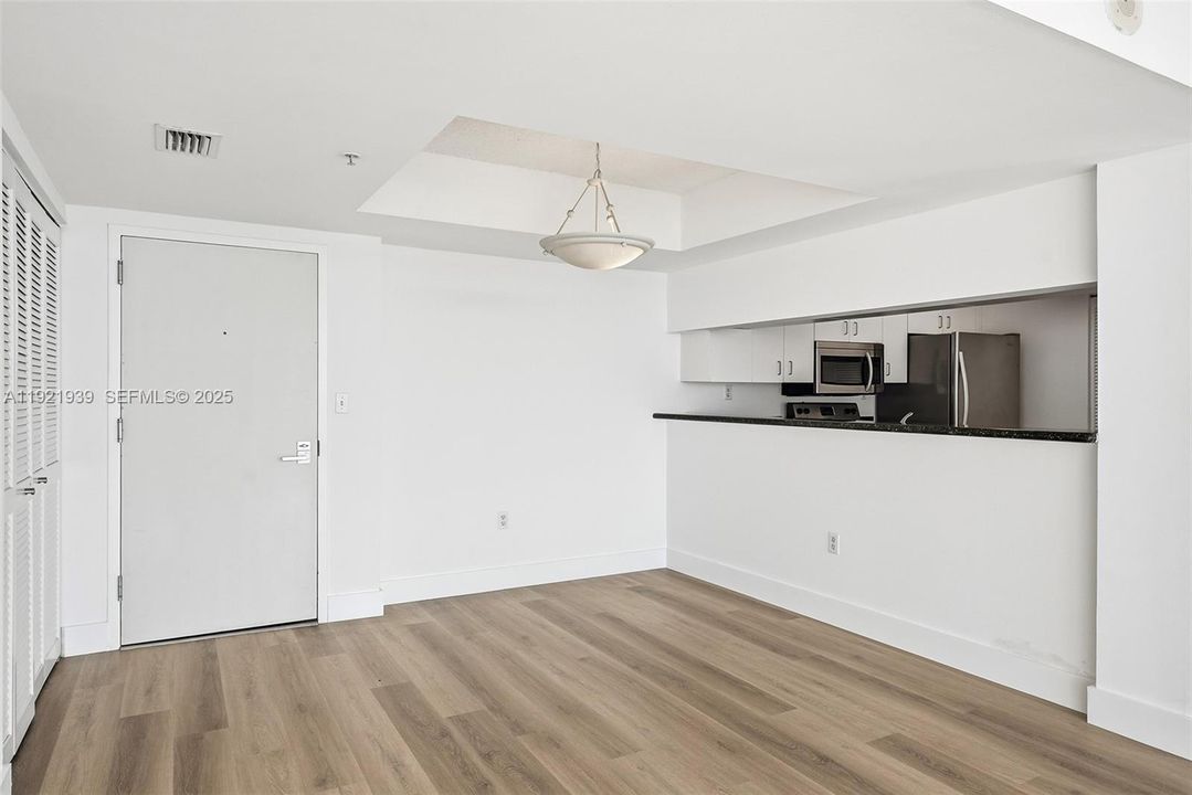 待售: $990,000 (2 贝兹, 2 浴室, 1078 平方英尺)