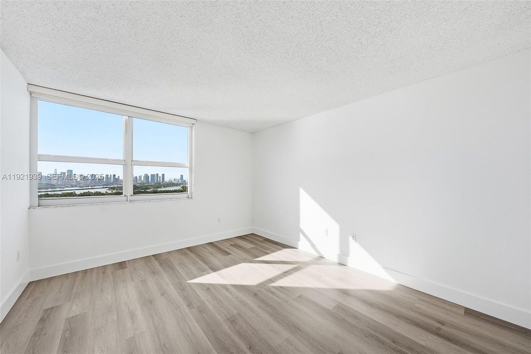 待售: $990,000 (2 贝兹, 2 浴室, 1078 平方英尺)