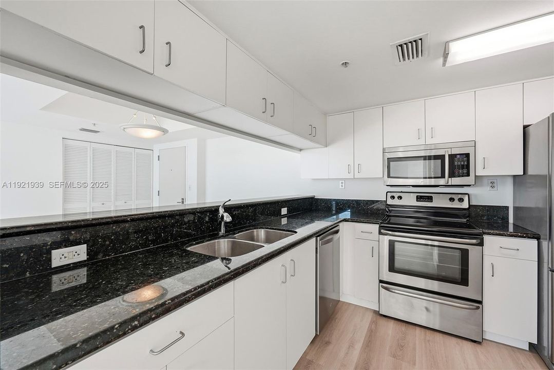 待售: $990,000 (2 贝兹, 2 浴室, 1078 平方英尺)