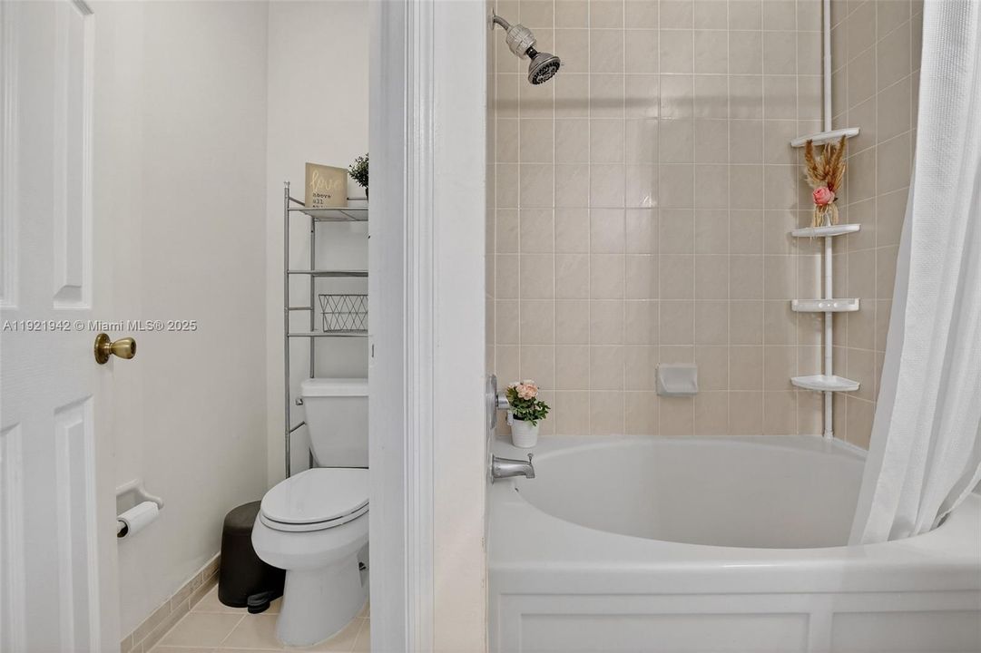 For Rent: $3,500 (4 beds, 2 baths, 1946 Square Feet)