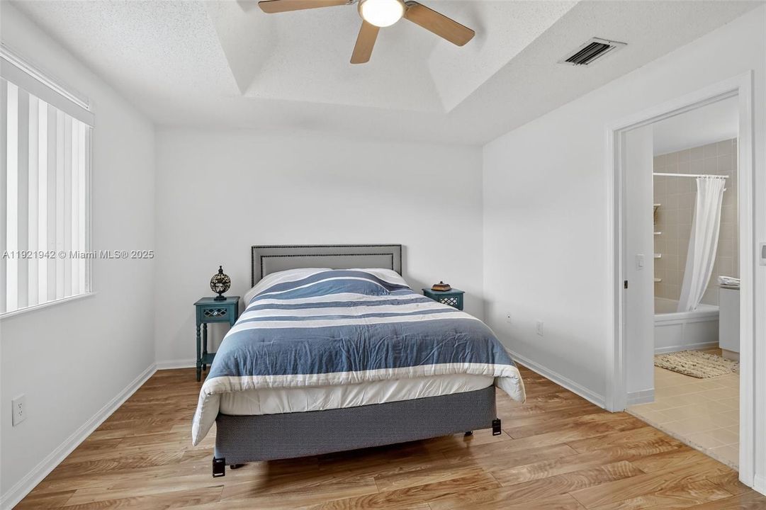 For Rent: $3,500 (4 beds, 2 baths, 1946 Square Feet)