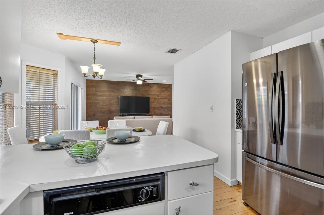 For Rent: $3,500 (4 beds, 2 baths, 1946 Square Feet)