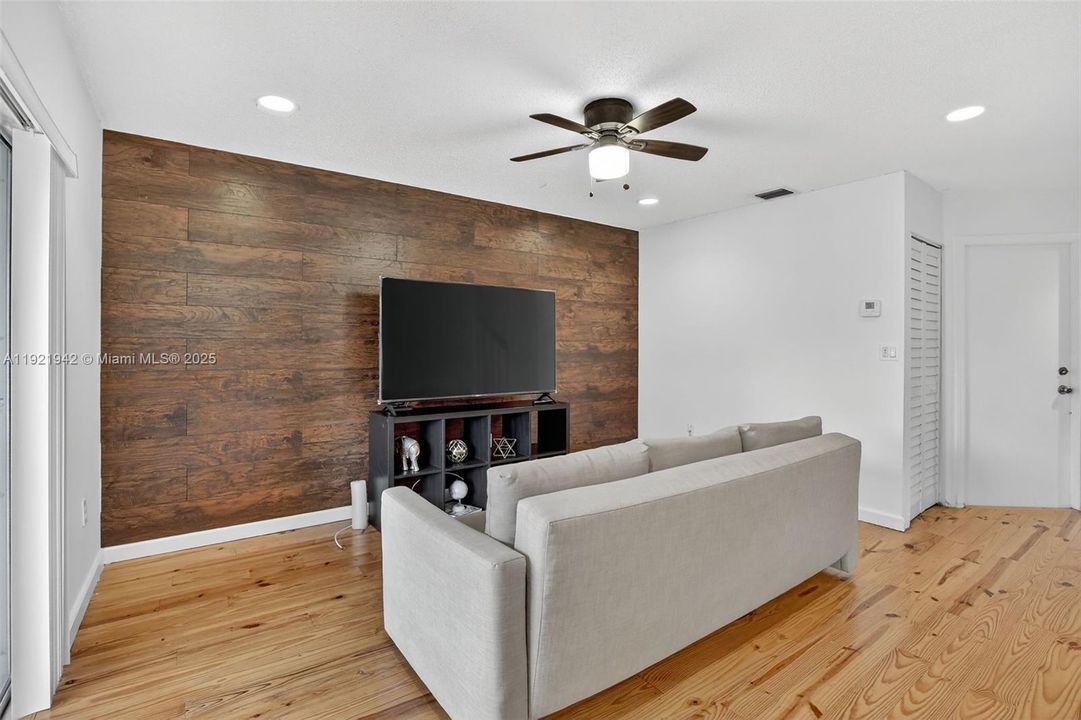 For Rent: $3,500 (4 beds, 2 baths, 1946 Square Feet)