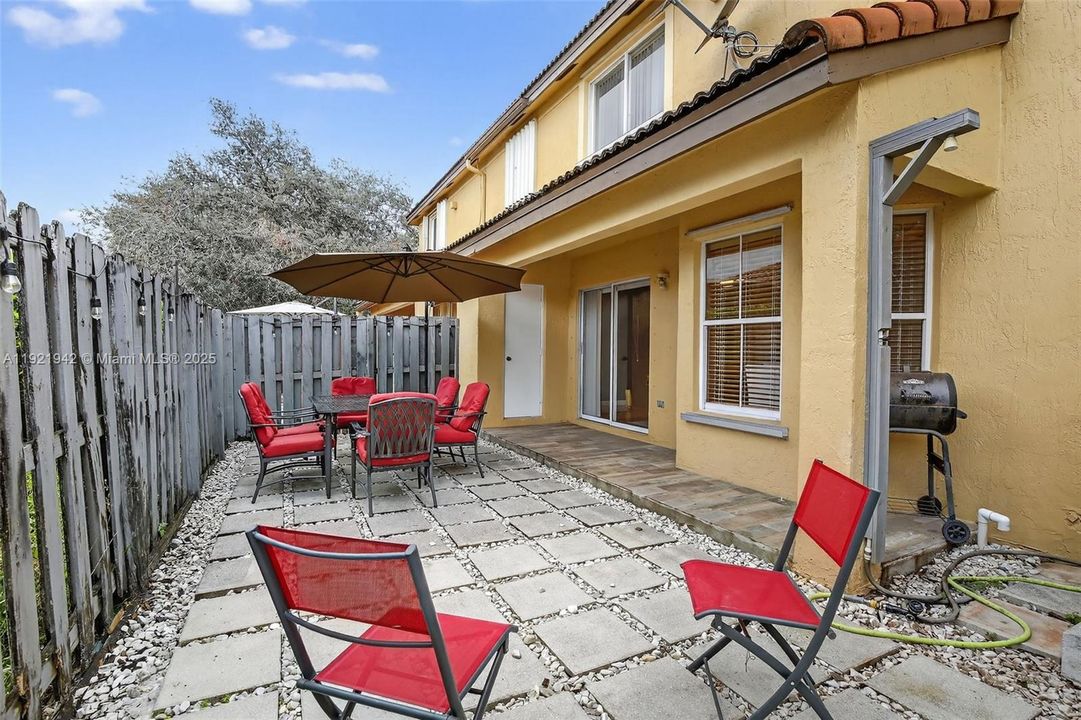 For Rent: $3,500 (4 beds, 2 baths, 1946 Square Feet)