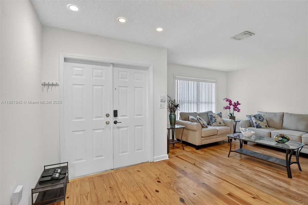 For Rent: $3,500 (4 beds, 2 baths, 1946 Square Feet)