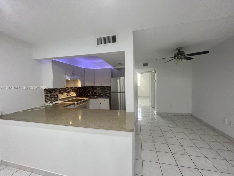 For Rent: $1,800 (1 beds, 1 baths, 695 Square Feet)