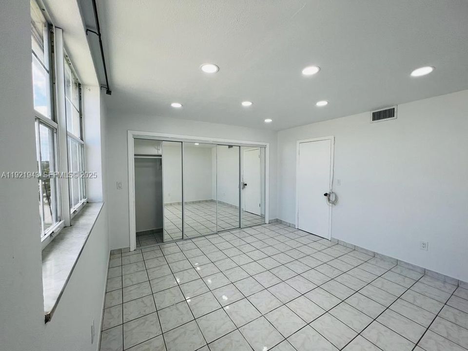 For Rent: $1,800 (1 beds, 1 baths, 695 Square Feet)