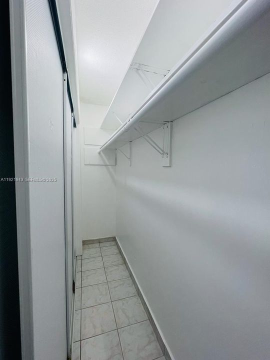 For Rent: $1,800 (1 beds, 1 baths, 695 Square Feet)