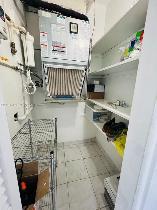 For Rent: $1,800 (1 beds, 1 baths, 695 Square Feet)